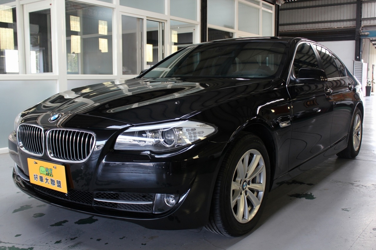 2010年 BMW 523i 2.5 黑 總代理 免鑰匙 天窗 導航 倒車顯影 定速 HID頭燈